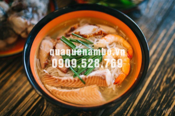 Tô bún nước lèo Sóc Trăng đúng điệu phải có cá lóc luộc, đã bỏ hết xương, tôm tươi lột vỏ, thịt heo quay cắt thành từng miếng và mực tươi thái con chì