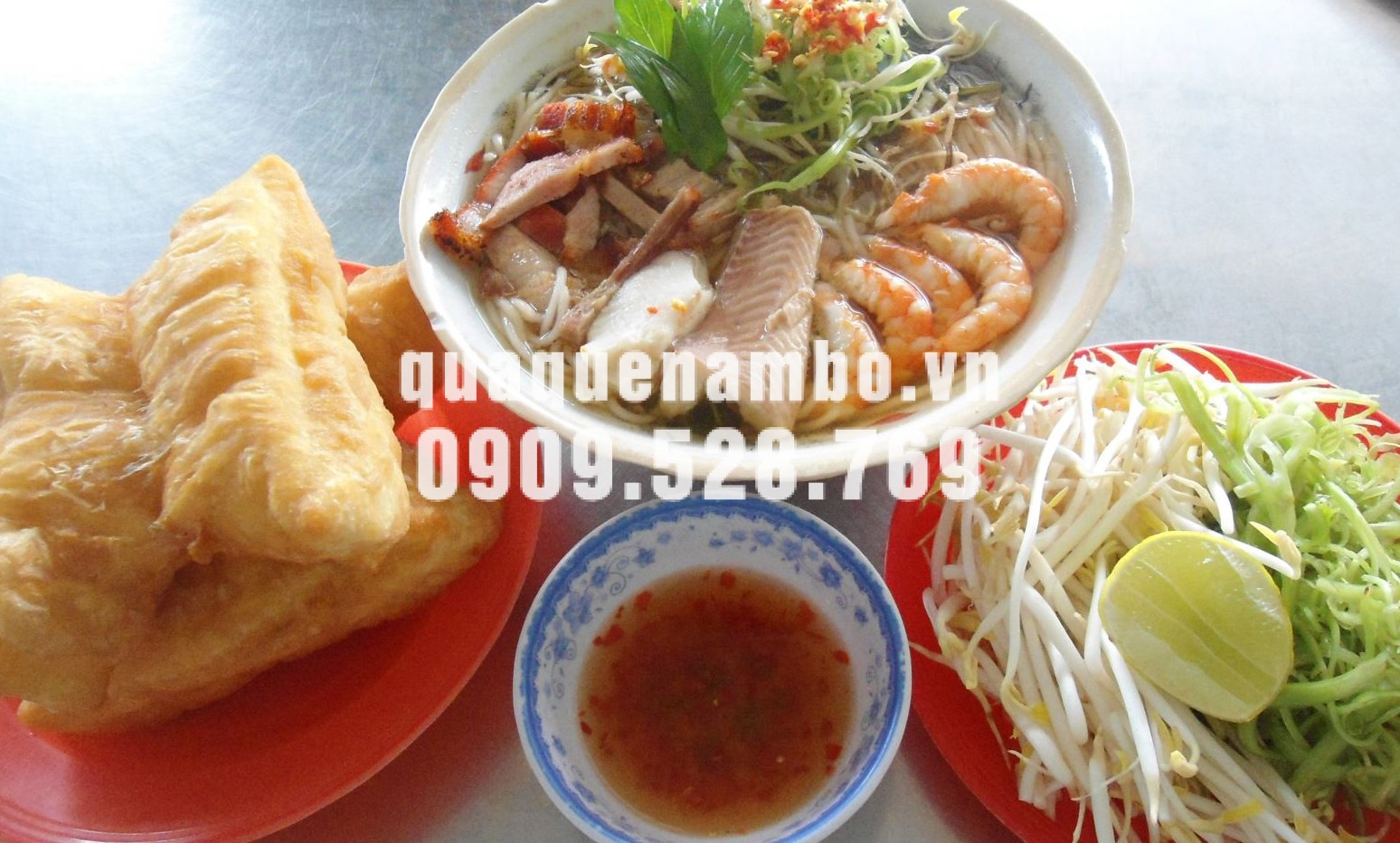 Đi cùng món ăn là đĩa rau đa dạng về màu sắc, hương vị như rau muống bào, bắp chuối thái mỏng, giá, hẹ sống, rau húng, rau quế thơm đậm đà